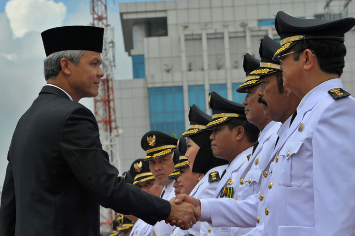 Gubernur Jateng Ganjar Pranowo (kiri) berjabat tangan dengan Wali Kota Solo FX. Hadi Rudyatmo 