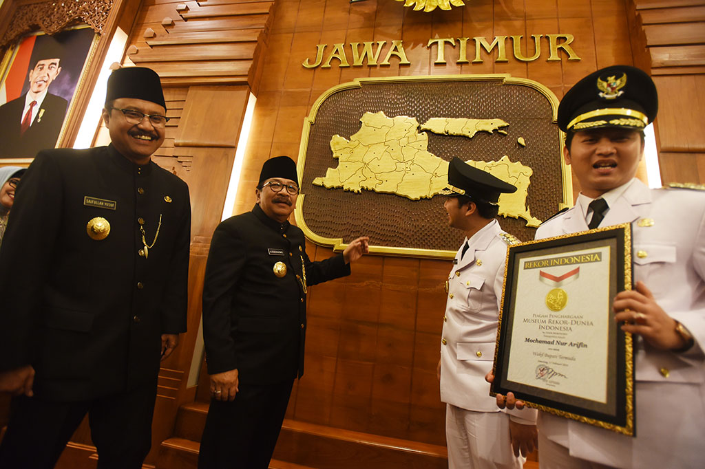 Gubernur Jawa Timur Soekarwo (kedua kiri) didampingi Wakil Gubernur Jawa Timur Saifullah Yusuf (kiri) berbincang dengan Bupati/Wakil Bupati Trenggalek Emil Elestianto Dardak (kedua kanan) dan Mochamad Nur Arifin (kanan) 