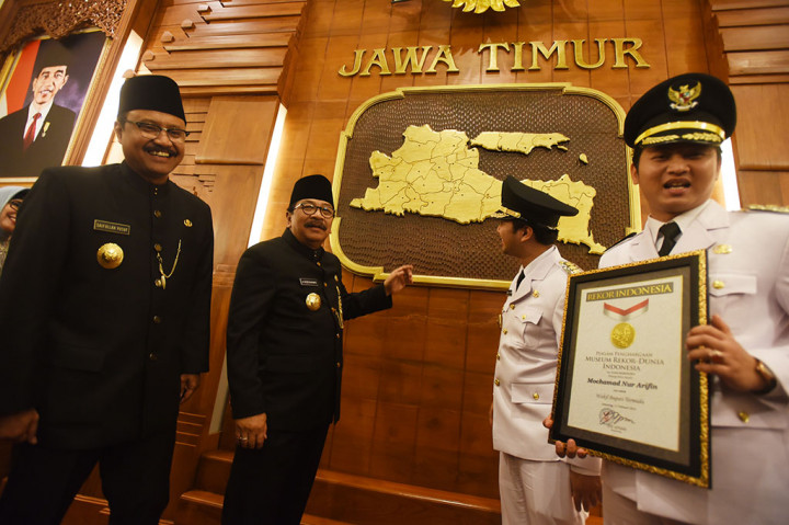 Gubernur Jawa Timur Soekarwo (kedua kiri) didampingi Wakil Gubernur Jawa Timur Saifullah Yusuf (kiri) berbincang dengan Bupati/Wakil Bupati Trenggalek Emil Elestianto Dardak (kedua kanan) dan Mochamad Nur Arifin (kanan) 