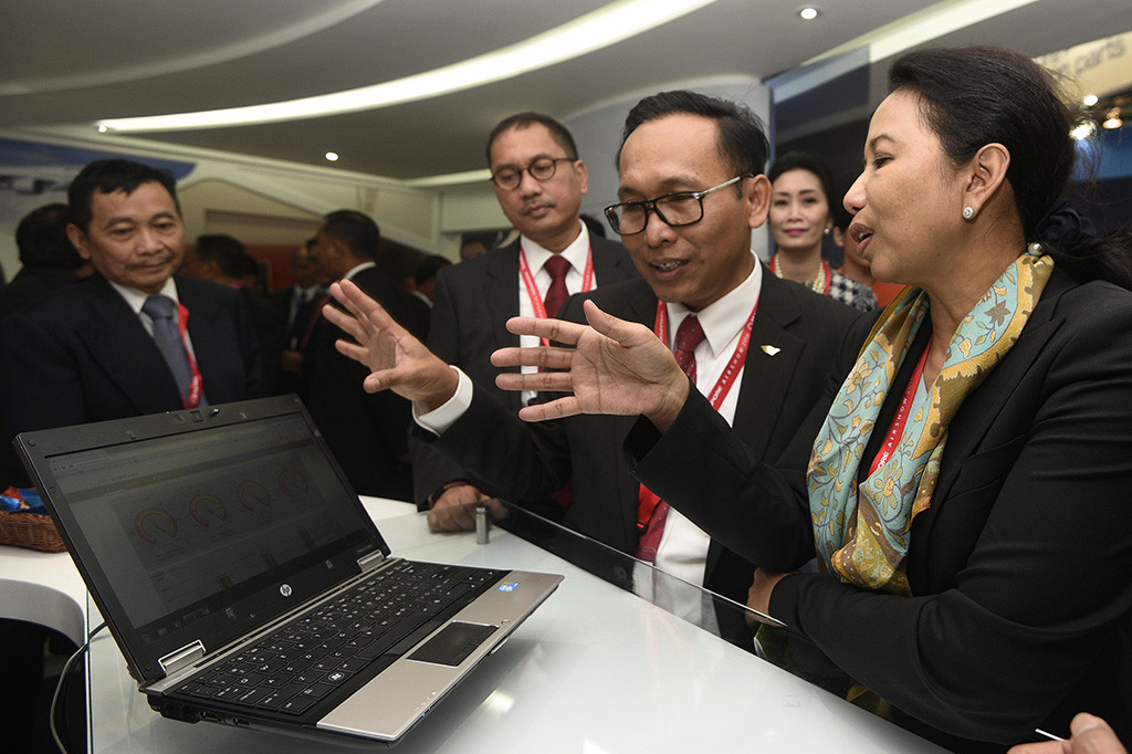 Menteri BUMN Rini Soemarno (kanan) didampingi Dirut Garuda Indonesia M. Arif Wibowo meninjau stan Garuda Indonesia Grup