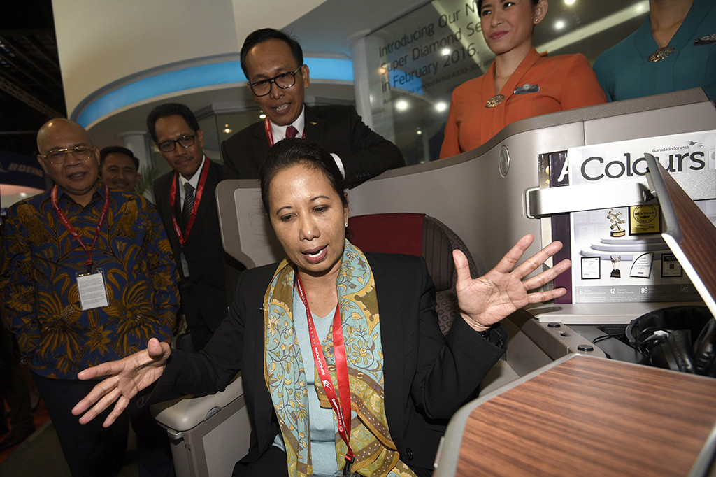 Menteri BUMN Rini Soemarno mencoba kursi terbaru kelas bisnis Garuda Indonesia, super diamond seat Airbus A330-300 