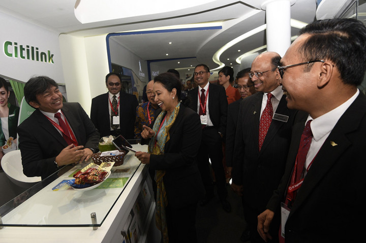 Menteri BUMN Kunjungi Stan Garuda Indonesia