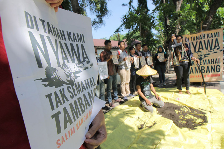 Unjuk Rasa Warnai Sidang Pembunuhan Salim Kancil