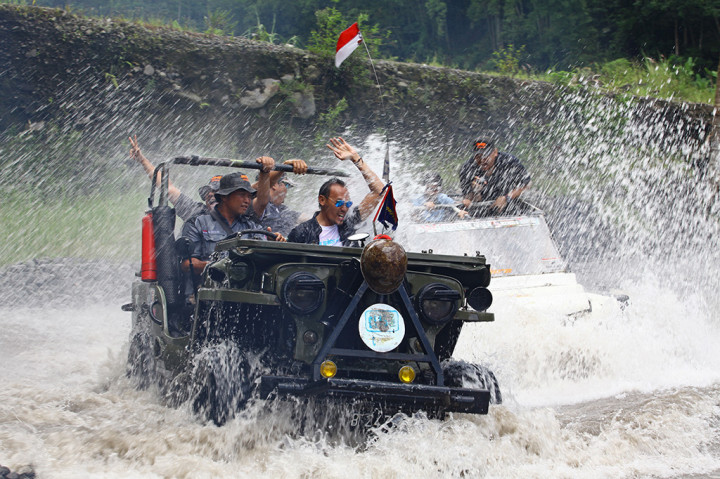 Menjajal Wisata Jip Lereng Merapi