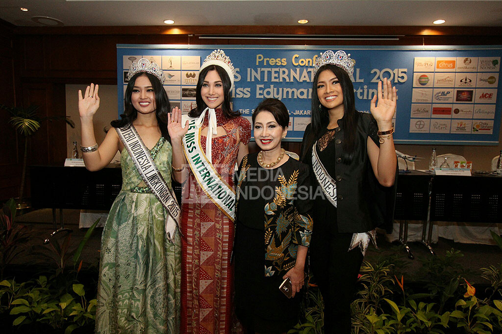 Miss International 2015 Edymar Martinez Blanco (kedua kiri) bersama Puteri Indonesia Lingkungan 2015 Chyntia Fabyola (kiri), Ketua Dewan Pembina YPI Putri K Wardana (kedua kanan) dan Puteri Indonesia 2015 Anindya Kusuma Putri (kanan) saat menghadiri jumpa pers 