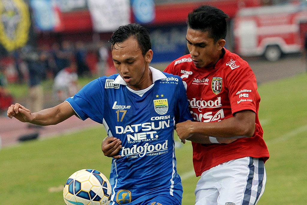 Pesepak bola Persib Bandung, Rachmat Hidayat (kiri) berebut bola dengan pesepak bola Bali United, Felicianus (kanan)