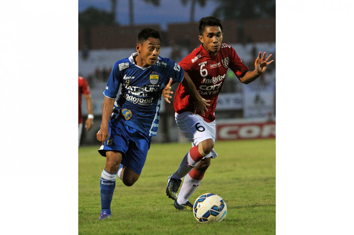 Pesepak bola Bali United, Felicianus (kanan) berebut bola dengan pesepak bola Persib Bandung, Samsul Arief
