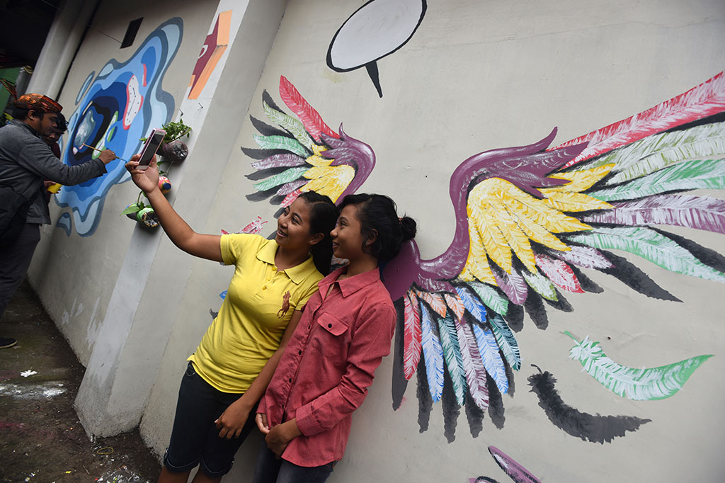 Risma Resmikan Gang Dolly Jadi Kampung Wisata Mural