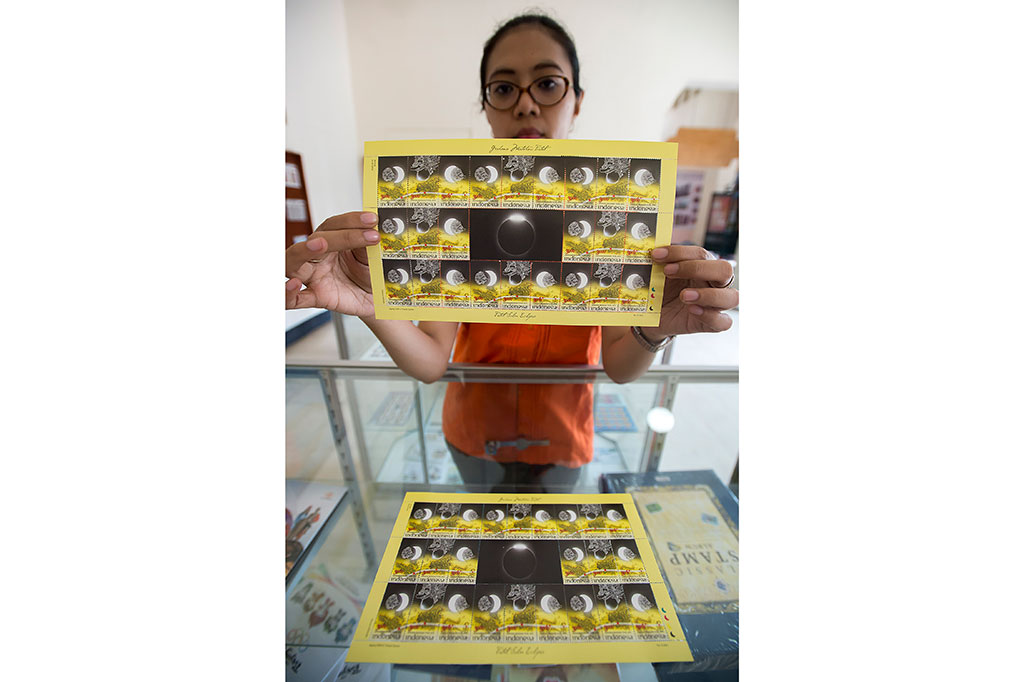 Pos Indonesia Terbitkan Prangko Edisi Gerhana Matahari Total