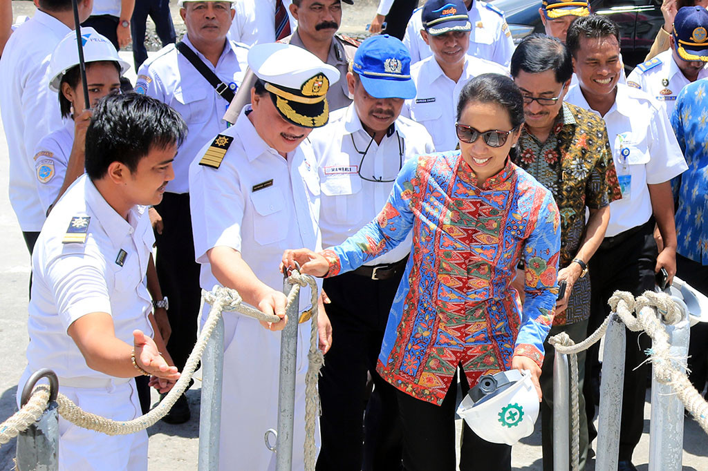 Rini Soemarno Tinjau Pelabuhan Yos Sudarso