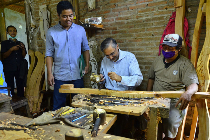 Dubes Inggris Kunjungi Pengrajin Kayu di Jepara