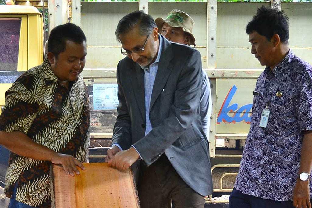 Dubes Inggris Kunjungi Pengrajin Kayu di Jepara