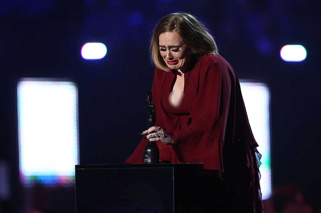 Adele berlinang air mata saat menerima 'Brits global success award'.