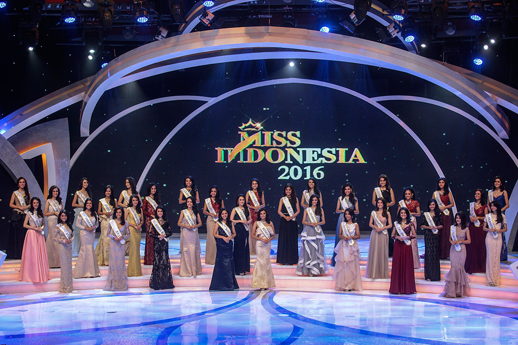 33 Peserta Miss Indonesia 2016 berpose diatas panggung pada malam Grand Finalis Miss Indonesia 2016 