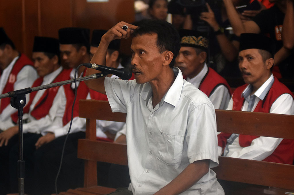 Saksi Tosan (tengah) mengikuti sidang kasus kekerasan tambang pasir Lumajang di Pengadilan Negeri (PN) Surabaya