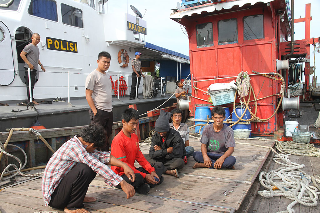 Petugas Ditpolair memperlihatkan lima awak kapal asing di Pelabuhan Kuala Langsa