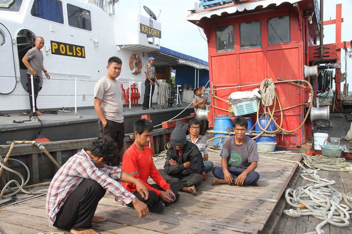 Petugas Ditpolair memperlihatkan lima awak kapal asing di Pelabuhan Kuala Langsa