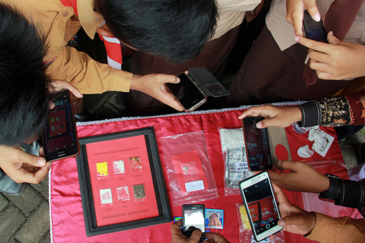 Siswa memotret jenis dan macam-macam narkoba saat penyuluhan bahaya narkoba 