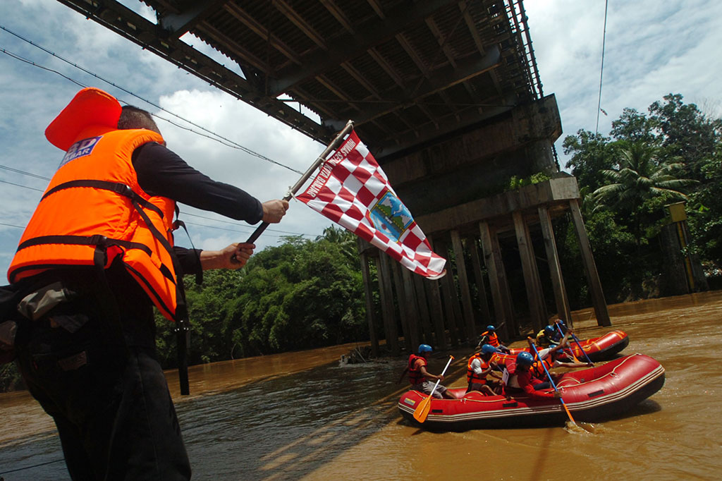Lomba Dayung Perahu di Sungai Citanduy