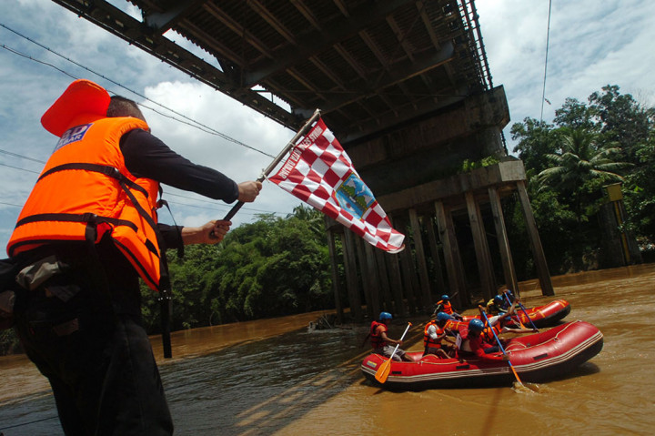 Lomba Dayung Perahu di Sungai Citanduy