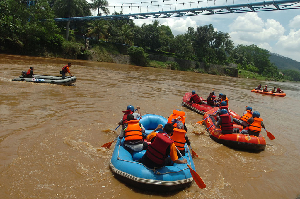 Lomba Dayung Perahu di Sungai Citanduy