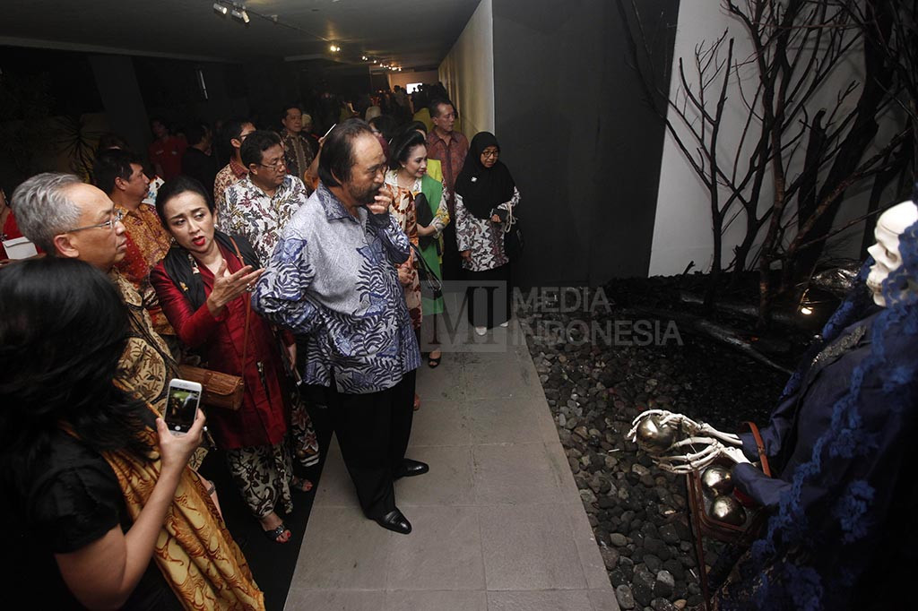 Surya Paloh Hadiri Pembukaan Pameran Karya Sri Astari Rasjid