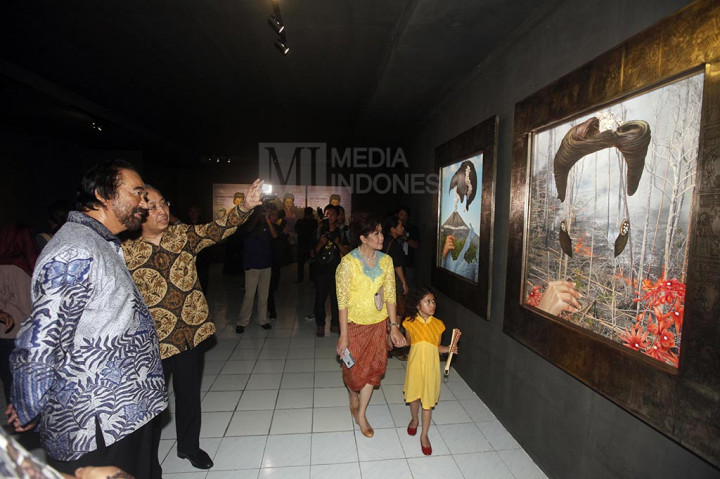 Surya Paloh Hadiri Pembukaan Pameran Karya Sri Astari Rasjid