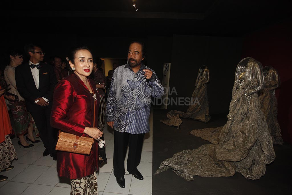 Surya Paloh Hadiri Pembukaan Pameran Karya Sri Astari Rasjid