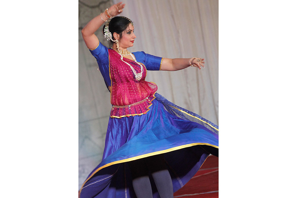 Seorang wanita India menari berjudul 'Kathak' pada International Culture Festival 