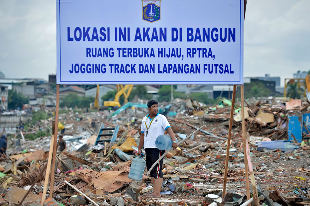 Warga Mengais Besi Bekas di Kalijodo