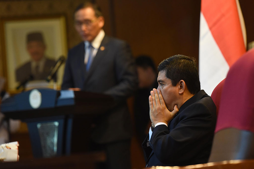 Menteri PAN-RB Yuddy Chrisnandi (kanan) mendengarkan Menteri Dalam Negeri Korea Selatan Hong Yun Sik memberikan pidato sebelum peresmian pusat kerja sama E-Goverment antar kedua negara