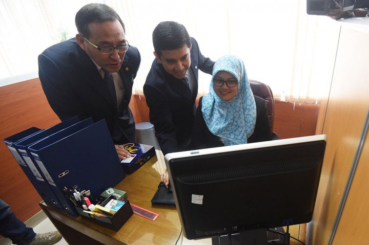 Menteri PAN-RB Yuddy Chrisnandi (tengah) bersama Menteri Dalam Negeri Korea Selatan Hong Yun Sik (kiri) berbincang dengan seorang petugas pusat kerja sama E-Goverment Indonesia-Korsel