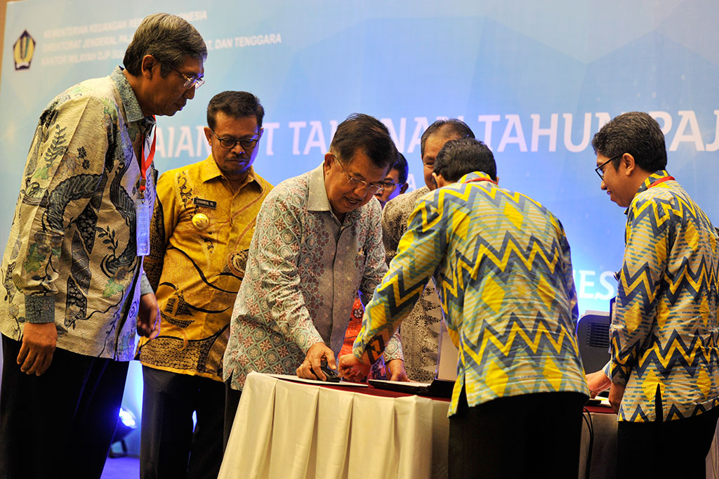 Wakil Presiden Jusuf Kalla (ketiga kiri) didampingi Wakil Menteri Keuangan Mardiasmo (kiri) dan Gubernur Sulawesi Selatan Syahrul Yasin Limpo (kedua kiri), melaporkan SPT tahunnya secara elektronik 