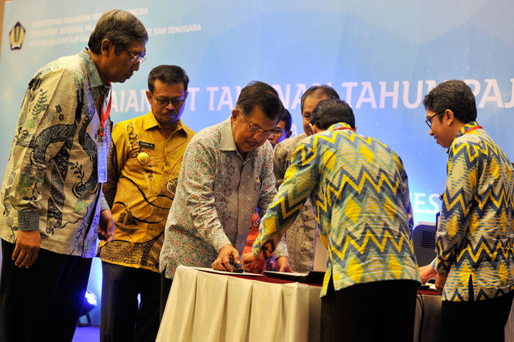 Wakil Presiden Jusuf Kalla (ketiga kiri) didampingi Wakil Menteri Keuangan Mardiasmo (kiri) dan Gubernur Sulawesi Selatan Syahrul Yasin Limpo (kedua kiri), melaporkan SPT tahunnya secara elektronik 