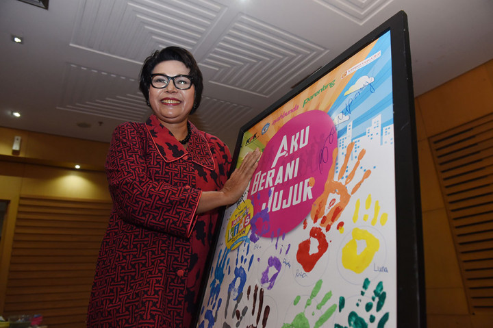 Wakil Ketua KPK Basaria Panjaitan membubuhkan cap tangan saat membuka rangkaian lomba menulis bebas untuk anak dengan tema 'Aku Berani Jujur'