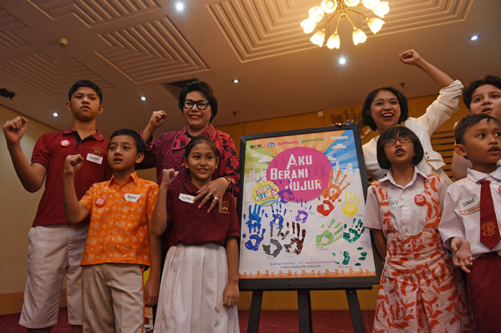 Wakil Ketua KPK Basaria Panjaitan (ketiga kiri) bersama peserta lomba menulis bebas untuk anak dengan tema 'Aku Berani Jujur'