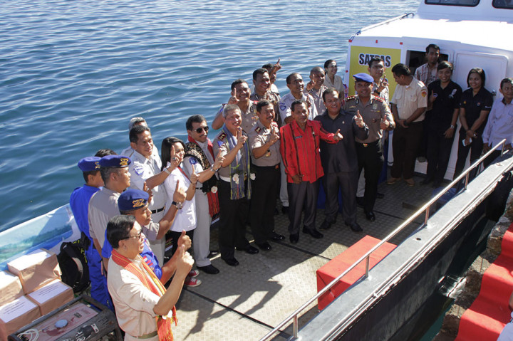 Kepala Korps Lalu Lintas Mabes Polri Irjen Condro Kirono (kelima kanan) didampingi Wakapolda NTT Kombes Sumartono (keempat kanan) berpose bersama sejumlah pejabat daerah NTTdan Jasa Raharja usai meresmikan kapal Satpas Apung