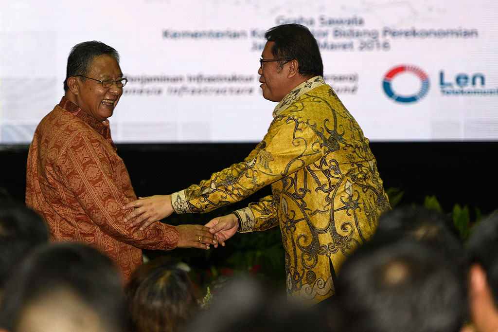 Menko Perekonomian Darmin Nasution (kiri) berbincang dengan Menkominfo Rudiantara (kanan) seusai penandatanganan nota kesepahaman proyek Palapa Ring Paket Tengah