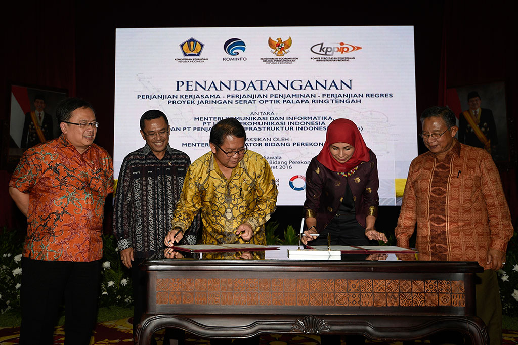 Menkominfo Rudiantara (tengah) dan Dirut Penjaminan Infrastruktur Indonesia Sinthya Roesly (kedua kanan) menandatangani nota kesepahaman proyek Palapa Ring Paket Tengah disaksikan Menko Perekonomian Darmin Nasution (kanan), Menkeu Bambang Brodjonegoro (kiri) dan Menperin Saleh Husin (kedua kiri)