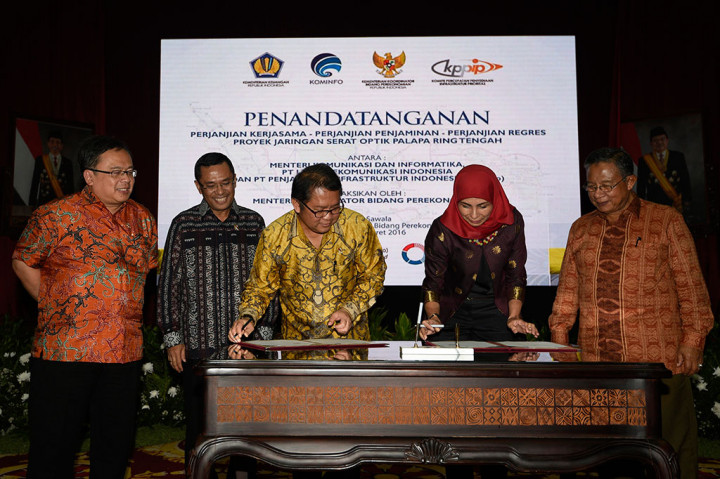 Menkominfo Rudiantara (tengah) dan Dirut Penjaminan Infrastruktur Indonesia Sinthya Roesly (kedua kanan) menandatangani nota kesepahaman proyek Palapa Ring Paket Tengah disaksikan Menko Perekonomian Darmin Nasution (kanan), Menkeu Bambang Brodjonegoro (kiri) dan Menperin Saleh Husin (kedua kiri)
