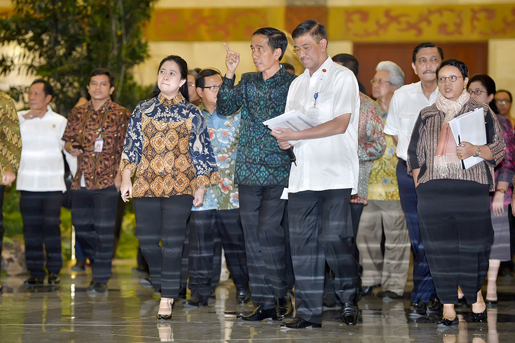 Presiden Joko Widodo (kedua kiri) bersama (kiri ke kanan) Menko PMK Puan Maharani, Dirjen Kepala Protokol Negara (KPN) Ahmad Rusdi, Menko Polhukam Luhut Pandjaitan, Menlu Retno Marsudi meninjau tempat pelaksanaan KTT OKI