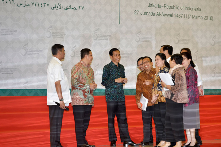 Presiden Joko Widodo (ketiga kiri) bersama (dari kiri-kanan), Dirjen Kepala Protokol Negara (KPN) Ahmad Rusdi, Menag Lukman Hakim Saifuddin, Seskab Pramono Anung, Mensesneg Pratikno, Menlu Retno Marsudi, Menko PMK Puan Maharani, Menko Polhukam Luhut Pandjaitan, Kepala Badan Ekonomi Kreatif Triawan Munaf, Menkominfo Rudiantara, serta Menkes Nila F Moeloek meninjau tempat pelaksanaan KTT OKI