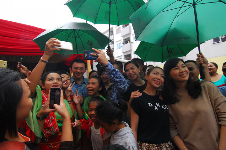Ahok berfoto bersama warga di sela-sela peresmian kegiatan 'Gerakan Satu Hati Bangun Komunitas Harapan Indonesia'