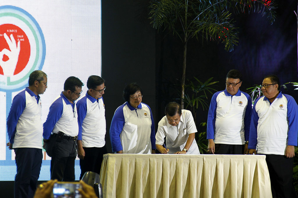 Jusuf Kalla (ketiga kanan) menandatangani perangko peduli sampah nasional disaksikan Menkop & UKM Anak Agung Gede Ngurah Puspayoga (kanan), Menteri LKH Siti Nurbaya (tengah), Mendagri Tjahjo Kumolo (kedua kanan), Menteri Agraria dan Tata Ruang Ferry Mursyidan Baldan (ketiga kiri), Gubernur Sulsel Syahrul Yasin Limpo (kedua kiri) dan Walikota Makassar Mohammad Ramdhan Pomanto (kiri) 