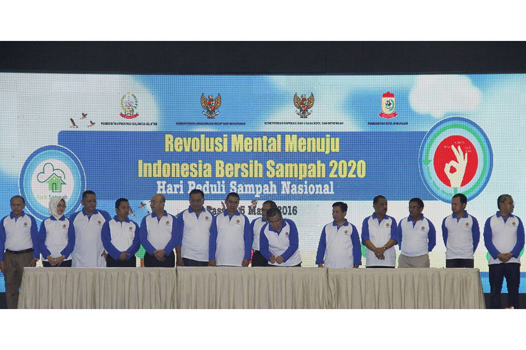 Walikota Makassar Mohammad Ramdhan Pomanto (keenam kanan) menandatangani komitmen pengadaan bank sampah bersama 19 Walikota se-Indonesia 