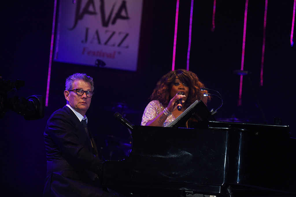 David Foster (kiri) berkolaborasi dengan Penyanyi Jazz asal Belanda Berget Lewis
