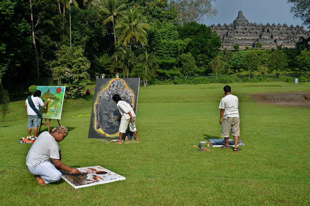 Seniman Melukis Tema Gerhana di Borobudur