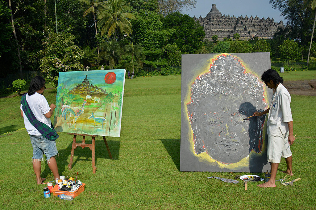 Seniman Melukis Tema Gerhana di Borobudur