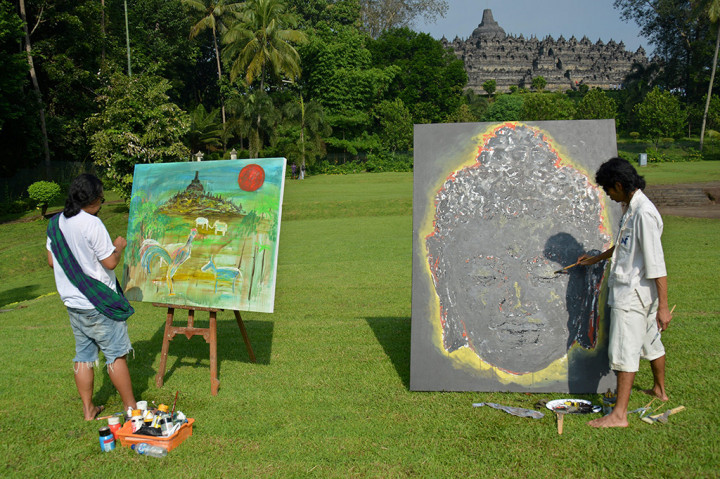 Seniman Melukis Tema Gerhana di Borobudur
