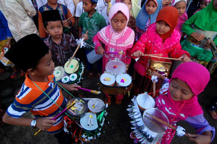 Sejumlah bocah memukul kaleng bekas dalam tradisi Gerebeg dan Kenduri gerhana matahari 